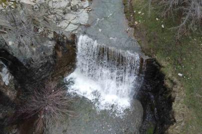 Eriyen kar suları yazın kuruyan şelaleyi yeniden coşturdu