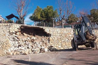 Ermenek’te seyir terasının istinat duvarı yıkıldı