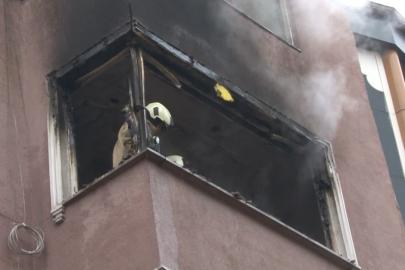 Esenler’de 4 katlı binada yangın paniği: Küle dönenen daire kullanılamaz hale geldi