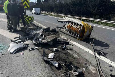 Esenler’de cip refüje çarptı: Araçta sıkışan sürücü yaralandı