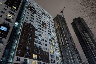 Esenyurt’ta bir sitede 2 kişi silahla vurulmuş halde ölü bulundu