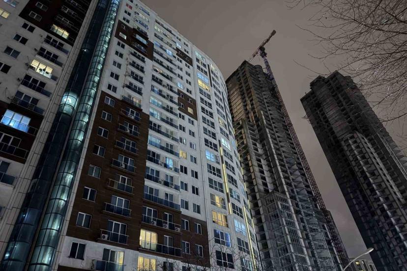 Esenyurt’ta bir sitede 2 kişi silahla vurulmuş halde ölü bulundu