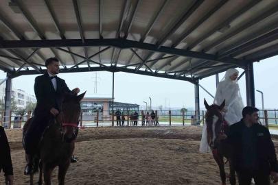 Esenyurt’ta sıra dışı nikahta gelin ve damat at üstünde dünya evine girdi