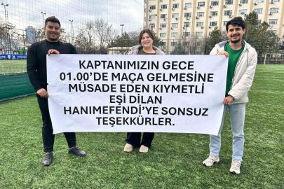 Eşine halı saha izni veren kadına pankartlı teşekkür