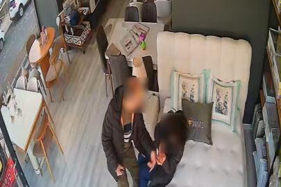 Eşini mobilya mağazasında darbetti: O anlar kamerada