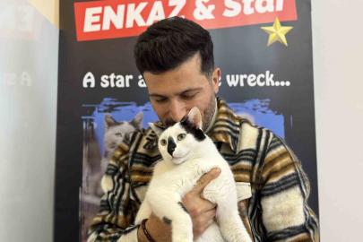 Eski itfaiye eri, enkazdan çıkardığı kediyle deprem travmasını birlikte atlattı