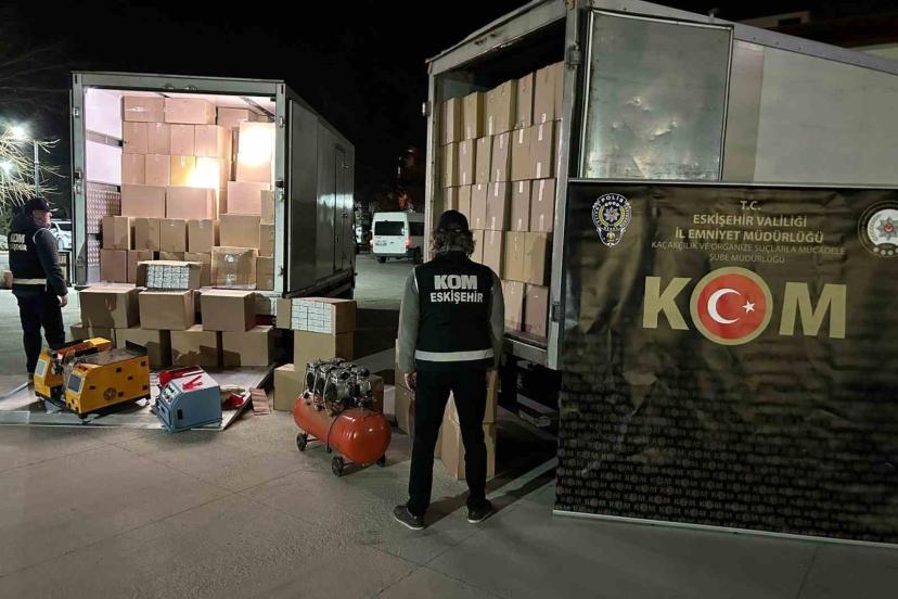 Eskişehir’de 5 milyon 800 bin makaron ve kilolarca kaçak tütün ele geçirildi