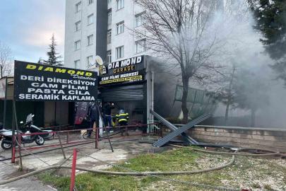 Eskişehir’de araç aksesuarı satan dükkanda yangın