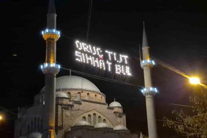 Eskişehir’de mahyalar minareleri süslemeye başladı