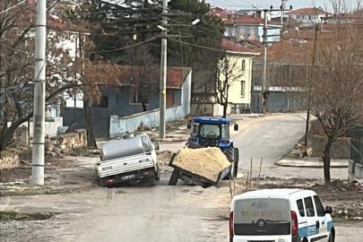 Eskişehir’de yol çöktü: 2 araça battı