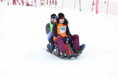 Eşler, Sevgililer Günü’nde birbirini en hızlı çekmek için yarıştı