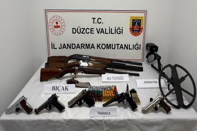 Evde yapılan aramada ruhsatsız silah ve tüfek ele geçirildi