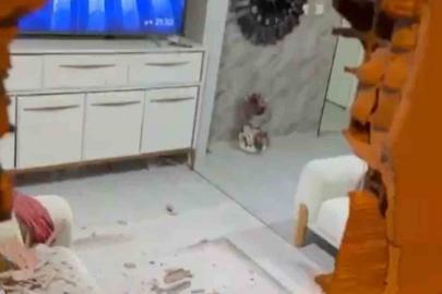 Evinde otururken, kamyonetin çarptığı duvarın altında kalarak yaralandı