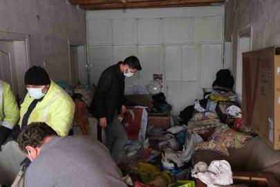 Evinden 10 ton çöp çıktı