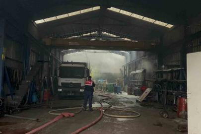 Eyüpsultan’da bulunan bir işyerinde henüz bilinmeyen bir nedenle yangın çıktı. Alevler iki iş yerine daha sıçradı. Olay yerine çok sayıda itfaiye ekibi sevk edildi.