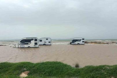 Ezine’de karavanlar su altında kaldı