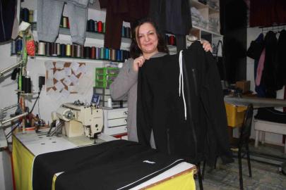 Fabrikaların atık kumaşlarını satın alıp, 20 dakikada kıyafet üretiyor