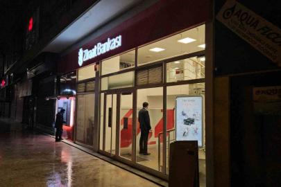 Fatih’te banka soygunu: Kaçarken çaldığı parayı düşürdü