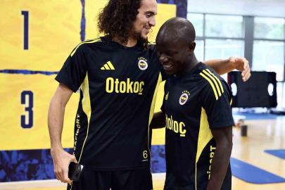 Fenerbahçe’nin yeni transferi N’Golo Kante, tesisleri gezdi ve ilk antrenmanını yaptı