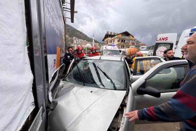 Fethiye’de Duvara Çarpan Otomobildeki 1 Kişi Hayatını Kaybetti, 2 Kişi Yaralandı