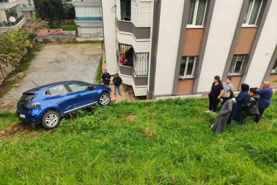 Fren yerine gaza basınca, sitenin bahçesine yuvarlandı