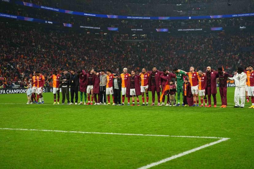 Galatasaraylı futbolcular galibiyeti taraftarıyla kutladı