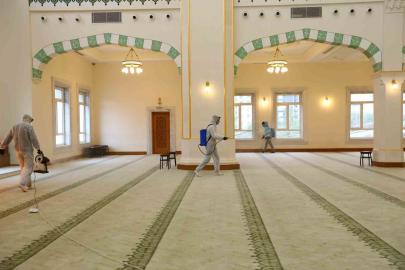 Gaziantep Büyükşehir, ilk teravih öncesi camileri gül suyu ile yıkıyor