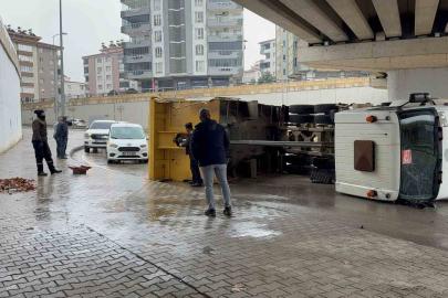 Gaziantep’te damperi köprüye çarpan kamyon yan yattı