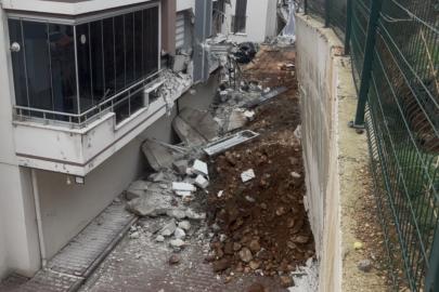 Gaziantep’te facianın eşiğinden dönüldü: Sitenin istinat duvarı araçların üzerine çöktü