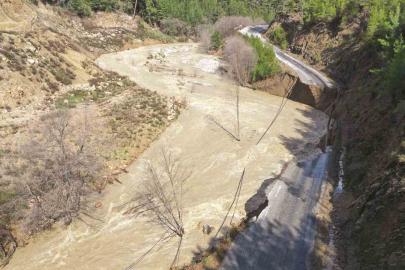Gazipaşa’da heyelan yolu yuttu