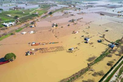 Gediz Nehri taştı, köprüler alarm veriyor