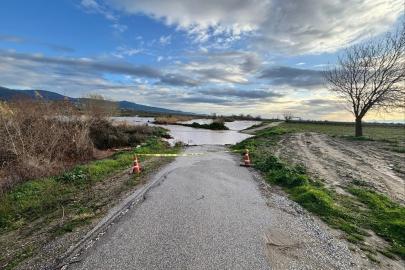 Gediz taştı, köprü sular altında kaldı