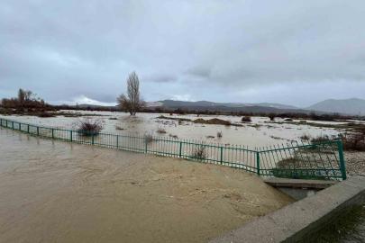 Gembos kanalı taştı, ekili alanlar suyla kaplandı