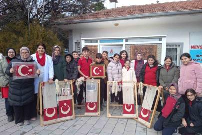 Gençlerden Türk Bayrağı’na ’Türk Düğümü’ ile ilmek
