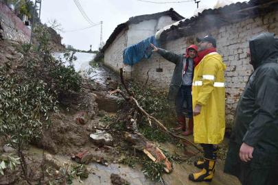 Germencik’te sağanak yağış sonrası başkan çizmeleri giyip sokağa çıktı