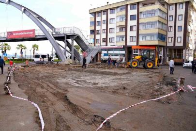 Giresun Belediye Başkanı Fuat Köse, meydan düzenleme çalışmalarını inceledi