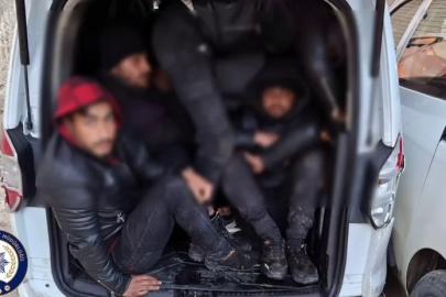 Göçmenleri tıka basa taşırken yakayı ele veren insan kaçakçısı tutuklandı