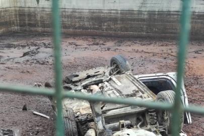 Gökçeada’da yoldan çıkan otomobil fabrikanın bahçesine uçtu: 4 yaralı