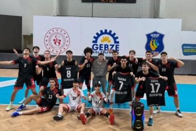 Gölcük Belediyespor genç erkek voleybol takımı üst üste 3. kez şampiyon