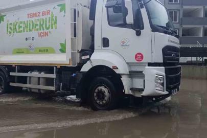 Göle dönen yol yüzünden derse gidemeyen üniversite öğrencisi "Derse gelemeyeceğim" diyerek hocasına seslendi