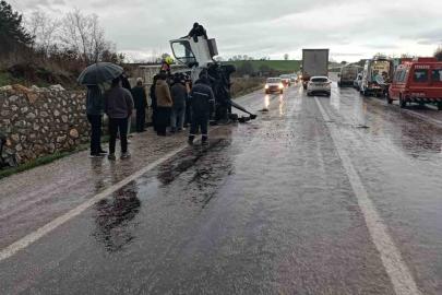 Gönen’de kamyon devrildi: 1 yaralı