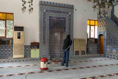 Gönüllü öğrencilerden camiyi temizledi