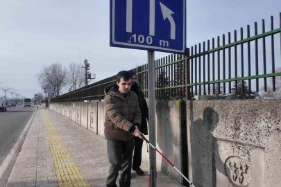 Görme engellilerin şehirdeki zorlu mücadelesi saniye saniye görüntülendi