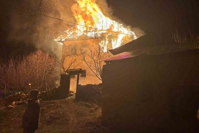 Gümüşhane’de 3 katlı evde yangın: Evdeki yaşlı adamı arama çalışmaları sürüyor