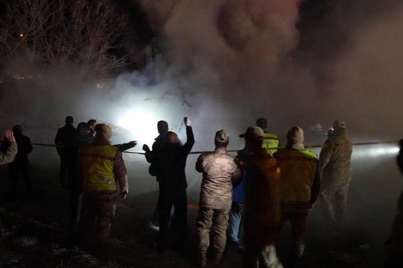 Gümüşhane’de yangın sonrası ekipler çalışırken ahşap ev çöktü
