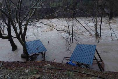 Gündoğmuş’ta sağanak, Uçansu Şelalesi’ni coşturdu