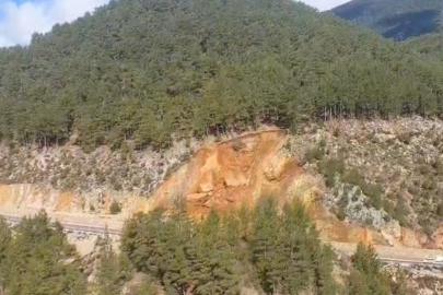 Gündoğmuş’ta toprak kayması: Ulaşıma kapanan yol, tek şeritten trafiğe açıldı