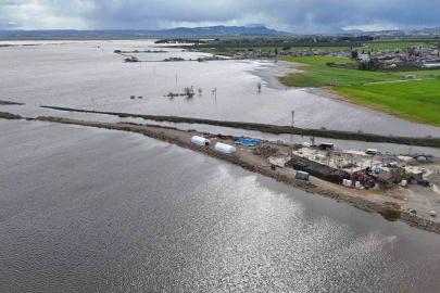 Günlerdir devam eden yağışlı havayla Amik Ovasında binlerce dönüm tarım arazisi sular altında kaldı