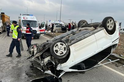 Hafif ticari araç ile otomobil çarpıştı: 6 yaralı