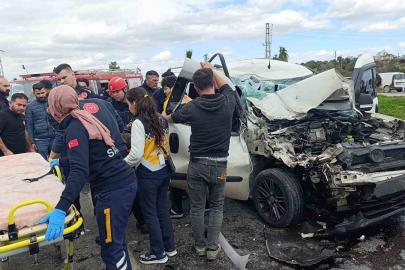 Hafif ticari aracın çarptığı midibüs devrildi: 7 yaralı